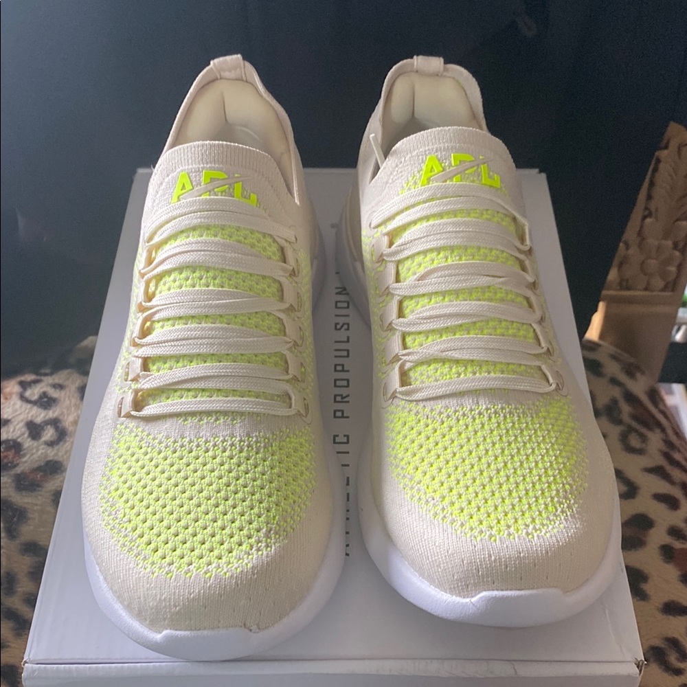 NIB APL Womens Techloom Breeze Beach/Energy/White 6 lowest price no offers